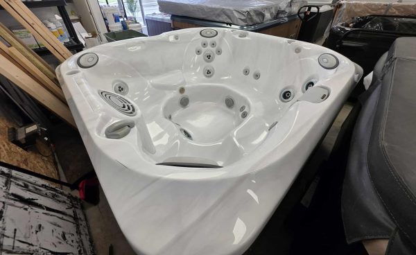 Jacuzzi J345 (2012) – Image 3