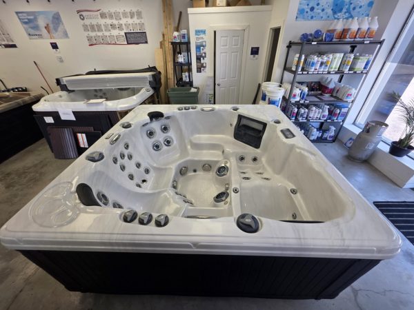 Détendez-vous et profitez de l'été avec ce spa Trévi 52 reconditionné! – Image 7