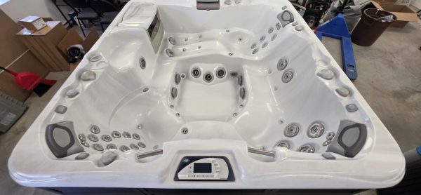Profitez du Luxe à Moindre Coût : Spa Sundance Optima 2011 Reconditionné!