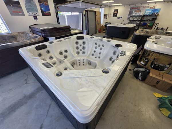 Détendez-vous et profitez de l'été avec ce spa Trévi 52 reconditionné! – Image 4