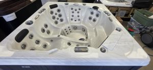 Détendez-vous et profitez de l'été avec ce spa Trévi 52 reconditionné!