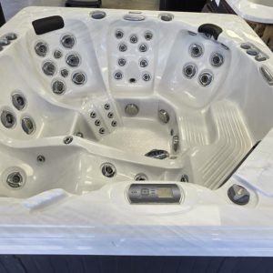 Détendez-vous et profitez de l'été avec ce spa Trévi 52 reconditionné!