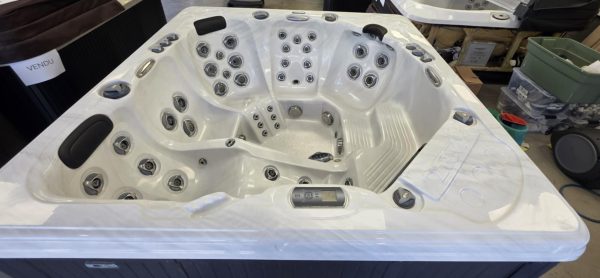 Détendez-vous et profitez de l'été avec ce spa Trévi 52 reconditionné!