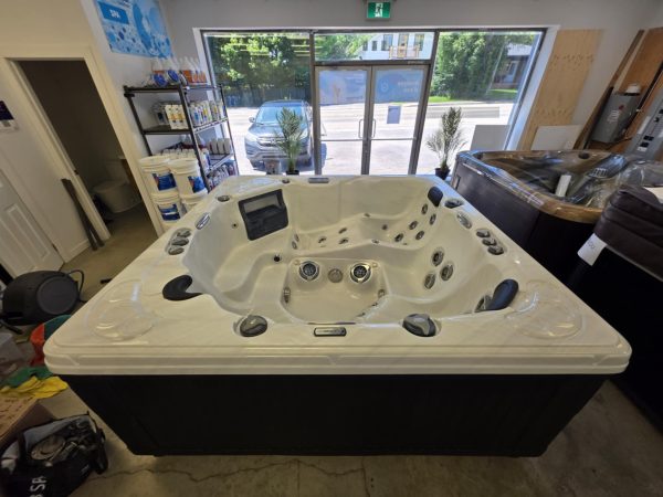 Détendez-vous et profitez de l'été avec ce spa Trévi 52 reconditionné! – Image 6