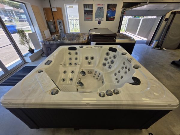 Détendez-vous et profitez de l'été avec ce spa Trévi 52 reconditionné! – Image 5