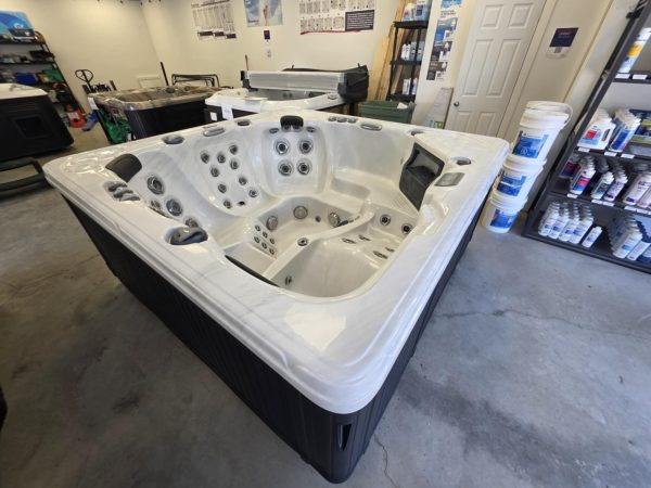 Détendez-vous et profitez de l'été avec ce spa Trévi 52 reconditionné! – Image 3