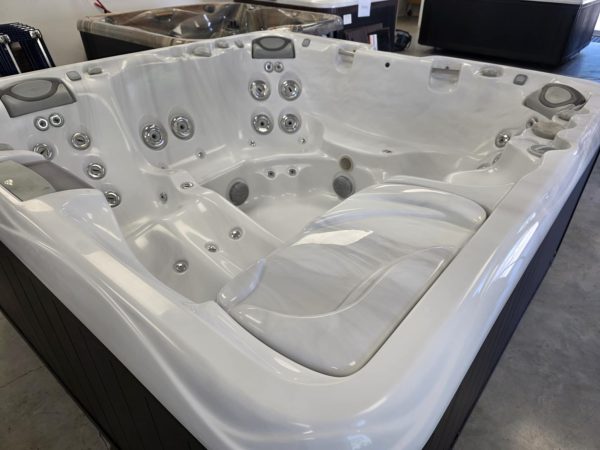 Profitez du Luxe à Moindre Coût : Spa Sundance Optima 2011 Reconditionné! – Image 2