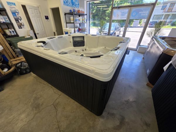 Détendez-vous et profitez de l'été avec ce spa Trévi 52 reconditionné! – Image 2
