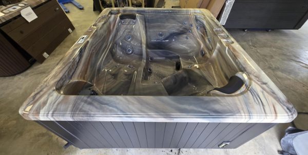 Spa Trévi 2016, modèle CLB6, Reconditionné - Idéal pour Espaces Restreints! 110 ou 220 volts – Image 4