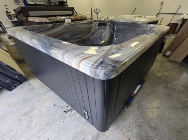 Spa Trévi 2016, modèle CLB6, Reconditionné - Idéal pour Espaces Restreints! 110 ou 220 volts – Image 3
