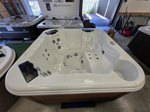 Spa Bullfrog Modèle 362 Reconditionné - Prêt pour la détente! – Image 3