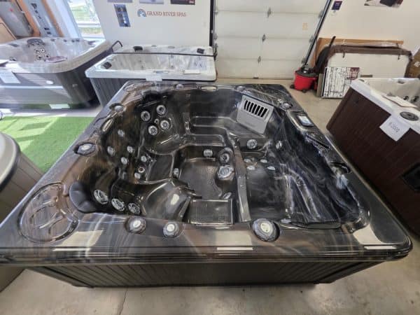Détendez-vous et profitez avec ce spa reconditionné Trévi! – Image 8