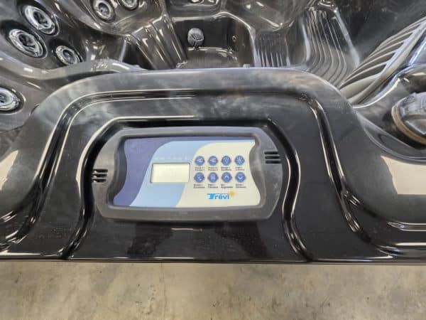 Détendez-vous et profitez avec ce spa reconditionné Trévi! – Image 4