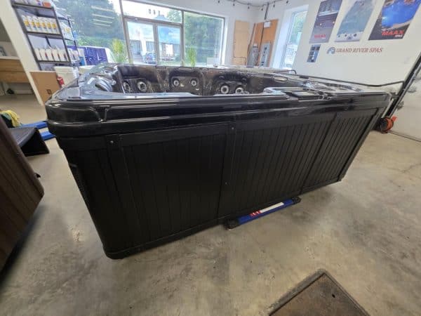 Détendez-vous et profitez avec ce spa reconditionné Trévi! – Image 2