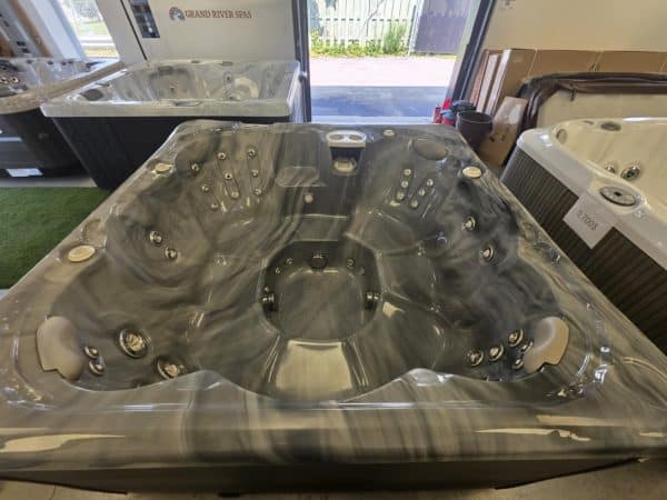 Spa Hydropool 2019 reconditionné, un oasis de détente à prix réduit ! – Image 3