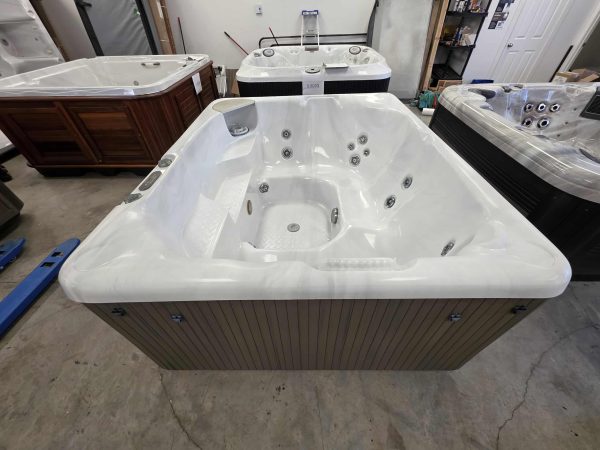 Détendez-vous et profitez de l'instant avec ce magnifique spa Beachcomber 340 de 2014! – Image 7