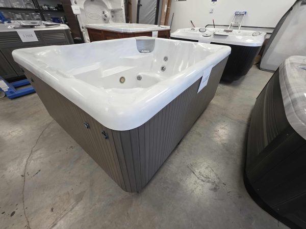 Détendez-vous et profitez de l'instant avec ce magnifique spa Beachcomber 340 de 2014! – Image 2