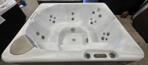 Détendez-vous et profitez de l'instant avec ce magnifique spa Beachcomber 340 de 2014!