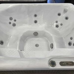 Détendez-vous et profitez de l'instant avec ce magnifique spa Beachcomber 340 de 2014!