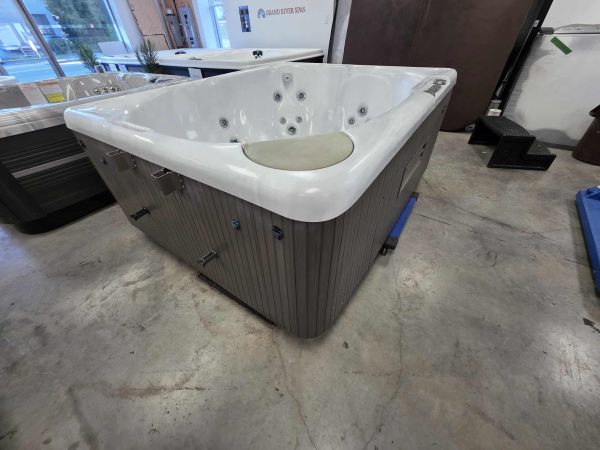 Détendez-vous et profitez de l'instant avec ce magnifique spa Beachcomber 340 de 2014! – Image 4
