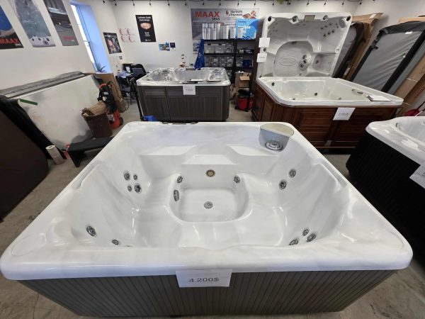 Détendez-vous et profitez de l'instant avec ce magnifique spa Beachcomber 340 de 2014! – Image 6