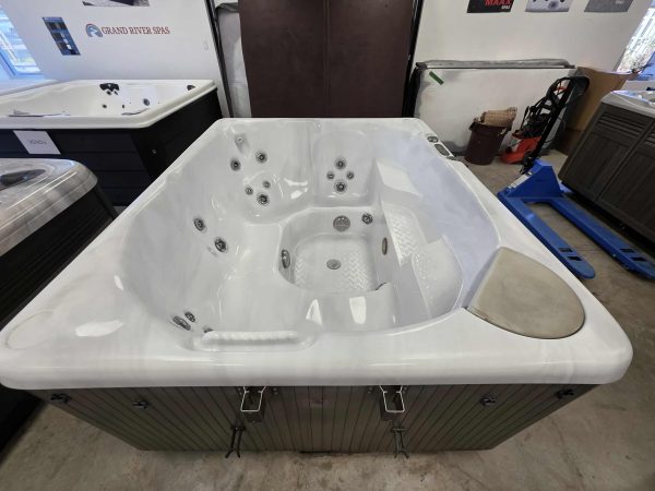 Détendez-vous et profitez de l'instant avec ce magnifique spa Beachcomber 340 de 2014! – Image 5