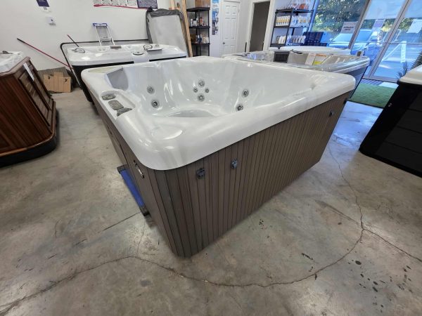 Détendez-vous et profitez de l'instant avec ce magnifique spa Beachcomber 340 de 2014! – Image 3