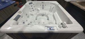 Spa reconditionné Trévi 52 (2016) - Blanc - 6 places avec chaise longue - Garantie 1 an