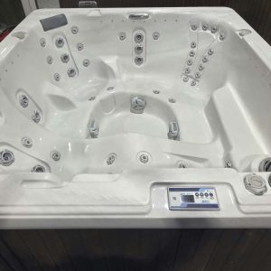 Spa reconditionné Trévi 52 (2016) - Blanc - 6 places avec chaise longue - Garantie 1 an